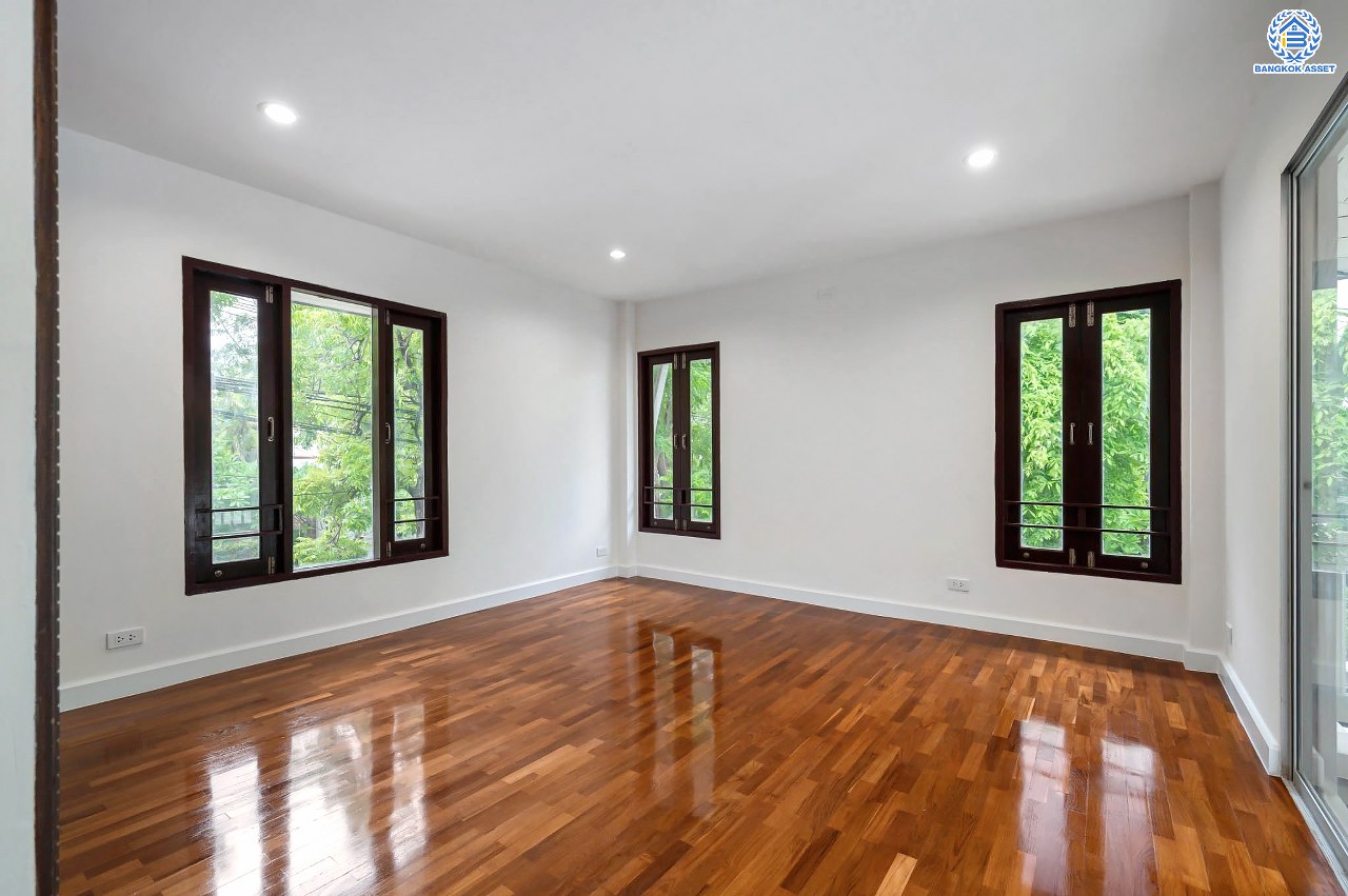 บ้านมือสองตกแต่งใหม่ โครงการ โนเบิล วานา วัชรพล ดีไซน์สุดโดดเด่น เนื้อที่ 101 ตร.ว. ฟังก์ชันจัดเต็ม 3 ห้องนอน 4 ห้องน้ำ 1 ห้องแม่บ้าน จอดรถได้ 2 คัน บนทำเลเดินทางสะดวก ใกล้เซ็นทรัลรามอินทรา, จุดขึ้นทางด่วน "สุขาภิบาล5-1" และรถไฟฟ้าสายสีชมพู "สถานีวัชรพล"